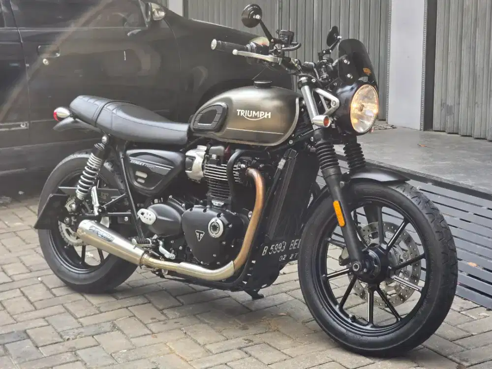 Moge Naked Triumph Street Twin 900 th 2022 Pmk Km 2rb Modif Siap Gas