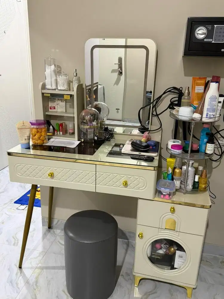 Meja rias dgn lampu led kaca dan laci. (Pemakaian 1 bulan)