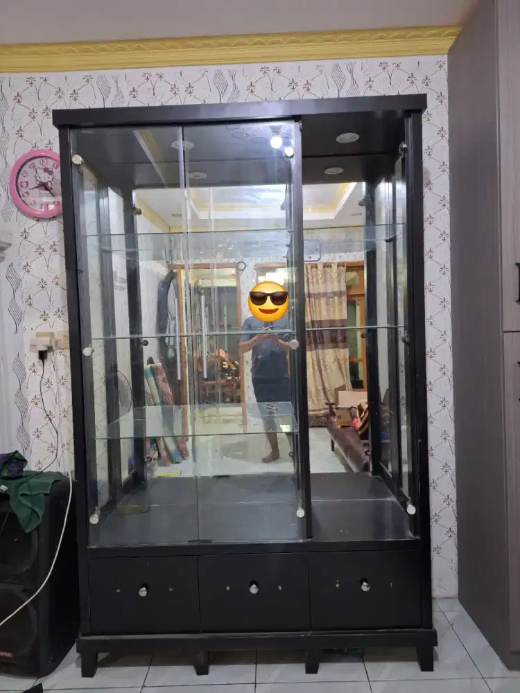 Lemari kaca tamu