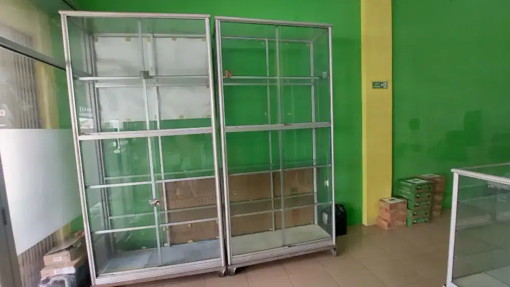 1unit Etalase kaca tinggi  ada 4 unit sesuai gambar murah aja