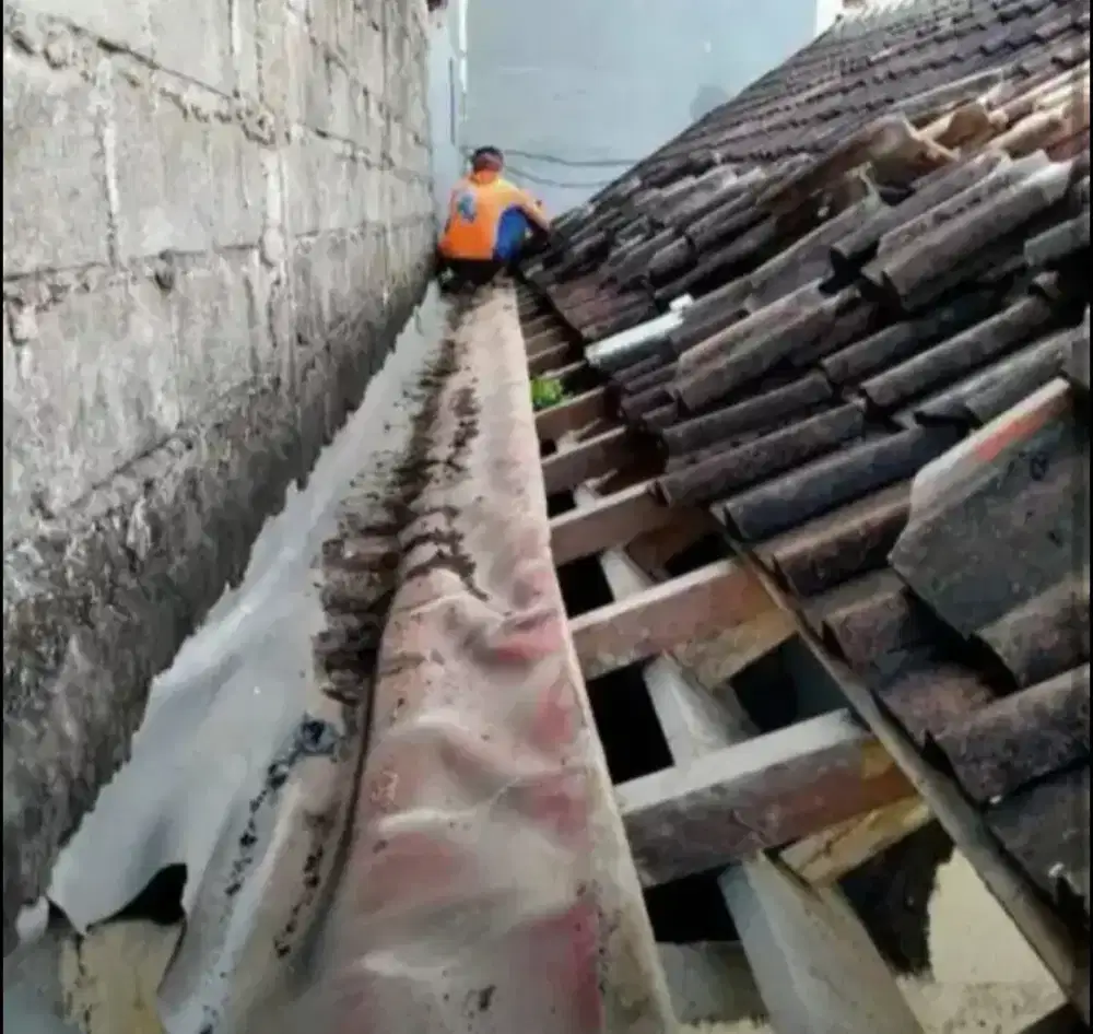 Tukang perbaikan atap bocor,dag,talang,kanopi,cat rumah dll