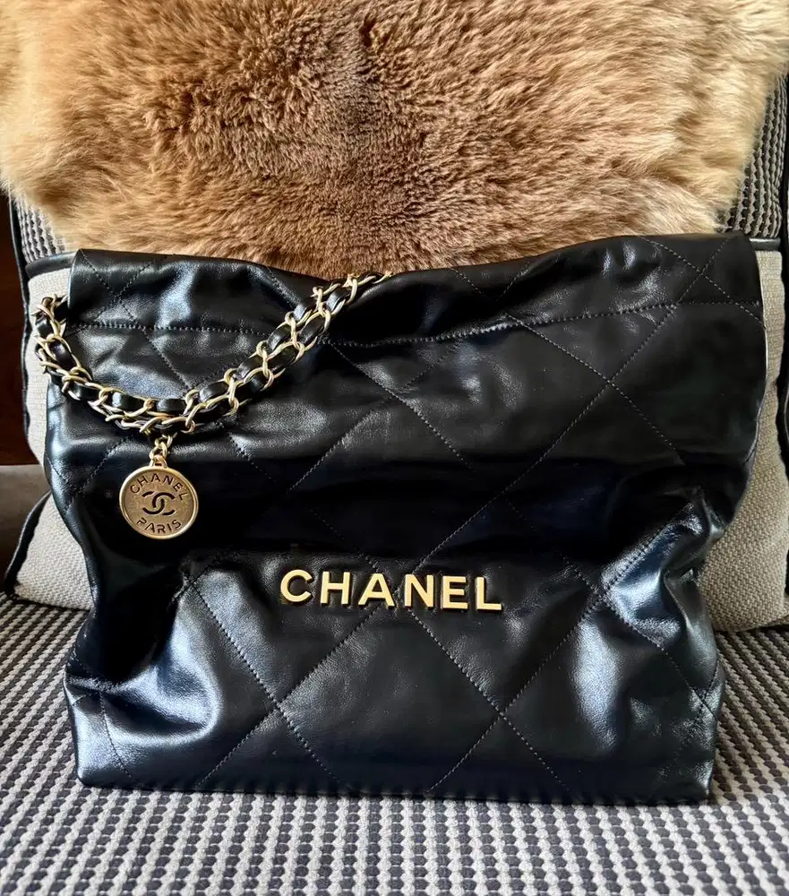 Chanel 22 hitam