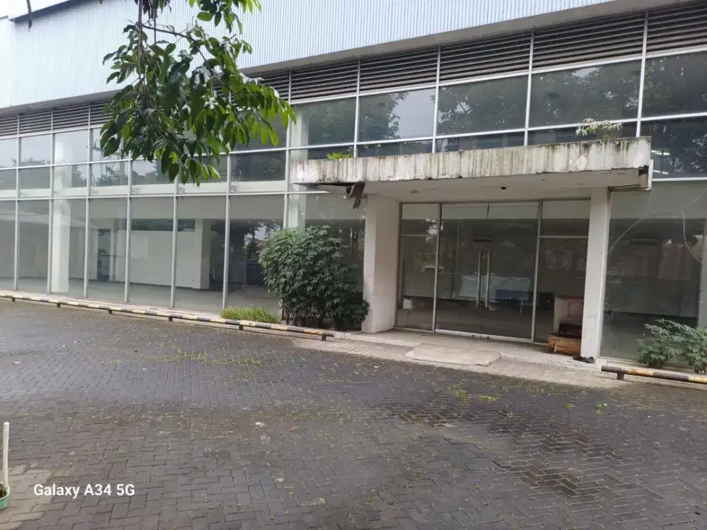 Gedung Ex Showroom Luas Strategis di Pasirluyu