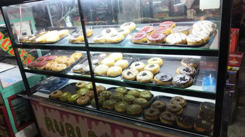 Penjaga Stand Donat di area kuliner Mall Gandaria city