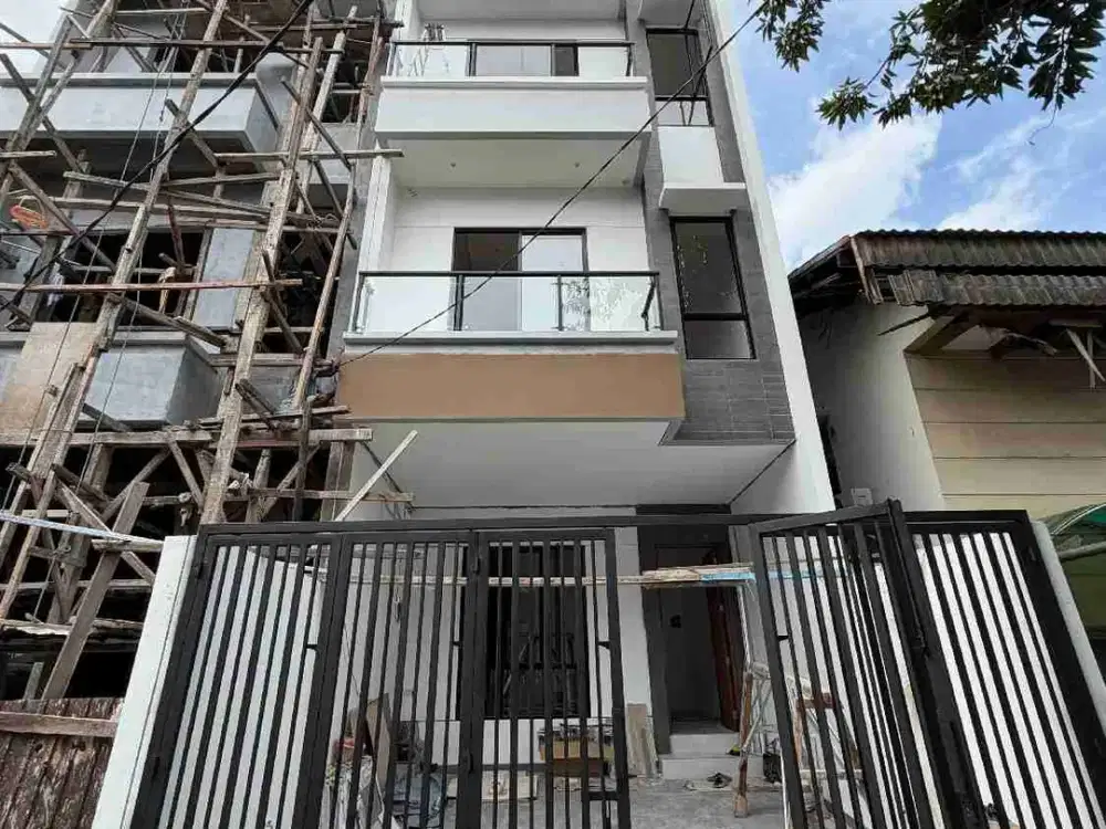 RUMAH BARU MINIMALIS MODERN SIAP HUNI TAMAN RATU JAKARTA BARAT
