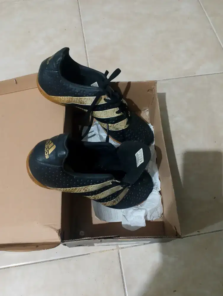 Sepatu futsal adidas