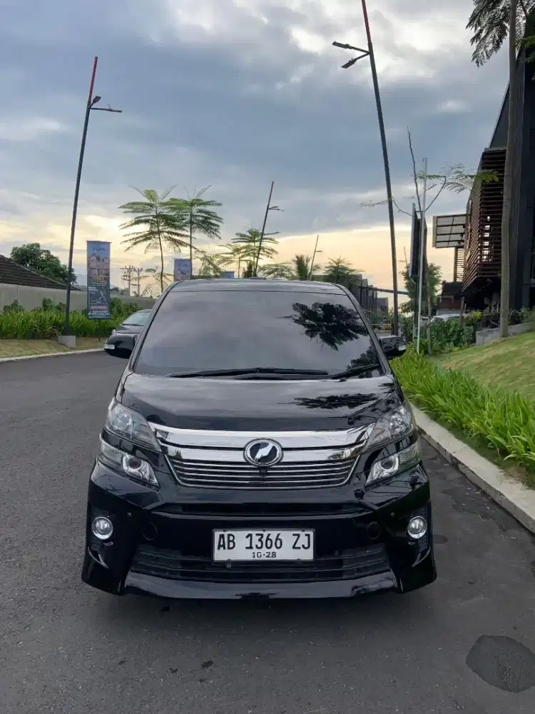 Toyota Vellfire Z 2.4 A/T Premium Sound 2013 – Hitam Metalik, Mewah.