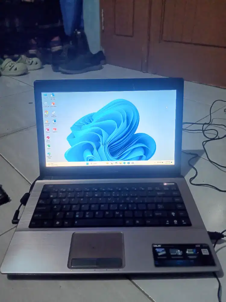 Laptop Asus i3 sudah SSD