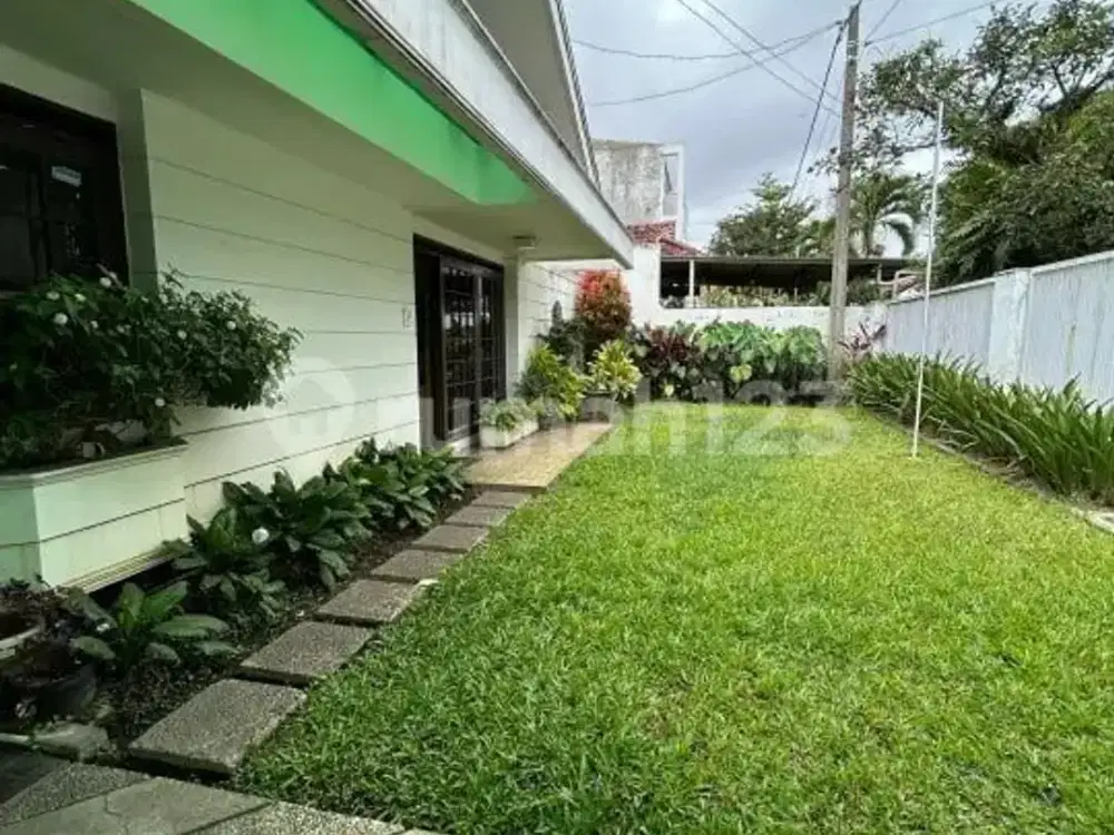 Rumah Luas 305m² Lebar Muka 15m di Turangga Lengkong - Taman Depan Belakang