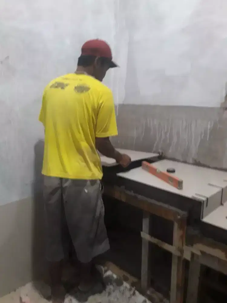 Tukang dan kenek bangunan