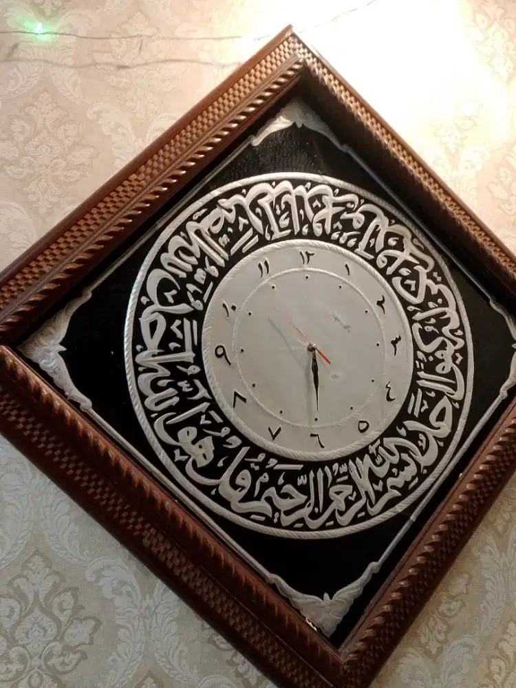 Jam Dinding Kaligrafi Islam Elegan – Dekorasi Rumah Mewah