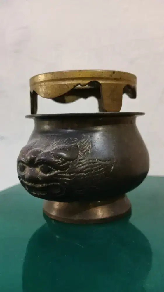 Lion figure Brass Pod