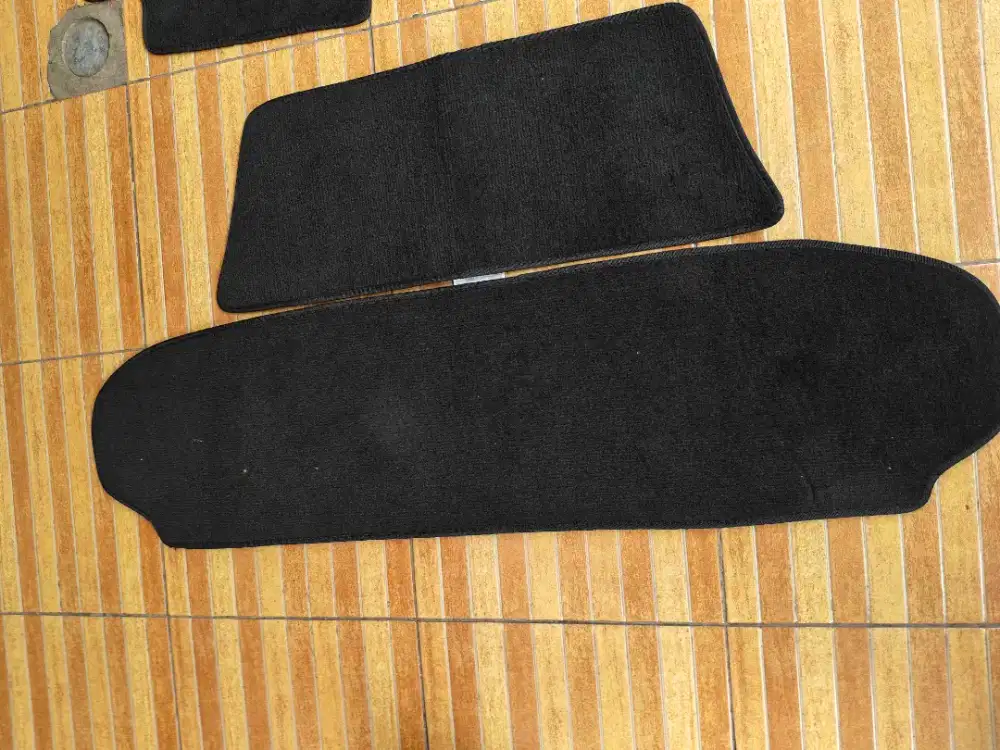 Karpet Lantai Original Daihatsu Sigra 2024 – Mulus Like New