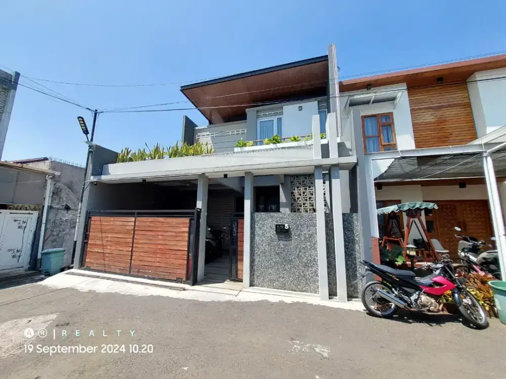 RUMAH MODERN DI ARCAMANIK BANDUNG Dengan Kolam Renang Pribadi