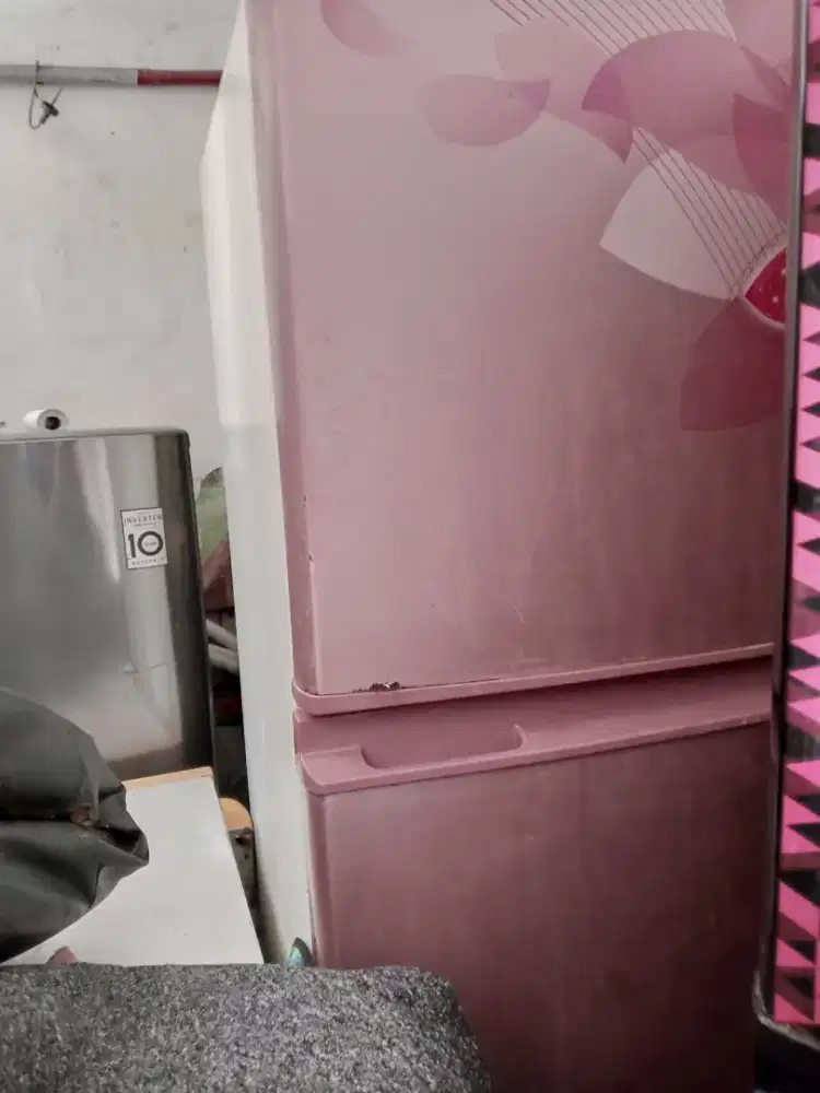 Dijual cepat kulkas dua pintu bisa nego tipis