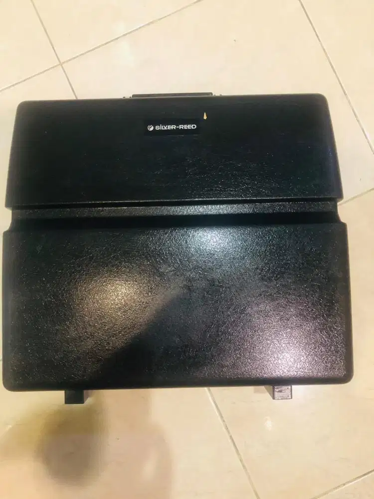 Mesin Tik Manual merk Silver Reed