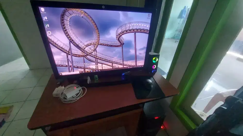 Monitor Komputer Merk HP ZR2440W 24 inchi