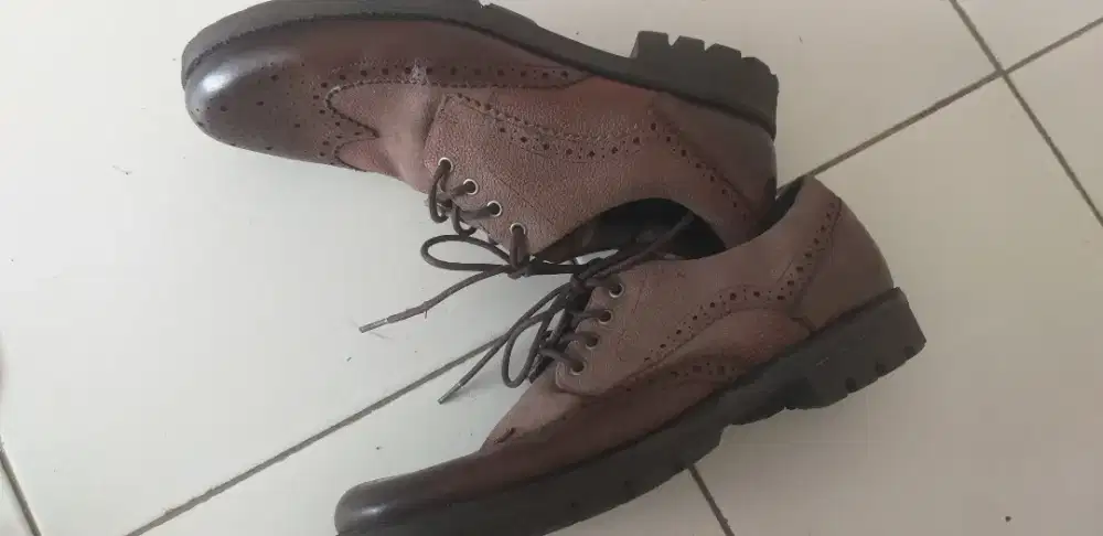 Sepatu merek CLARKS ORGINAL SIZE 42,5