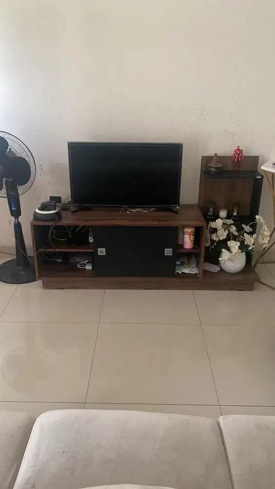 Meja TV warna coklat masih bagus