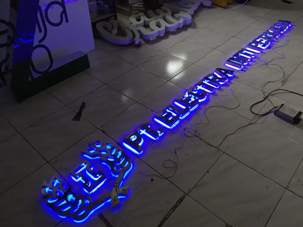 Huruf timbul stenles nyala belkang