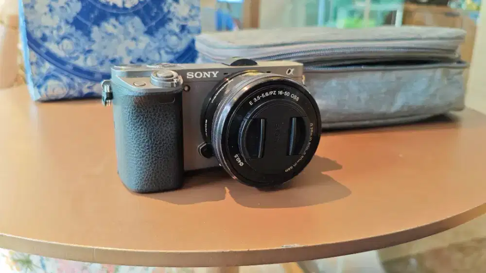Sony Alpha A6000 Silver + Lensa 16-50mm