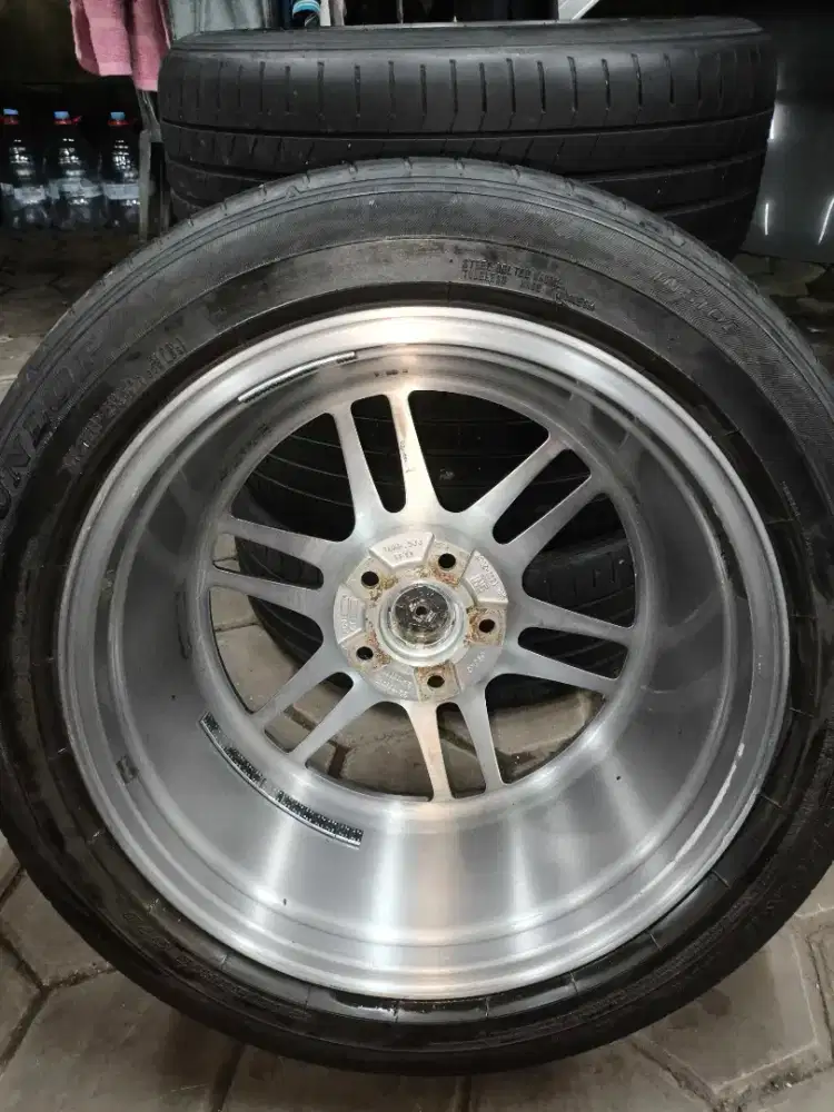 Velg dan Ban mobil ring 18