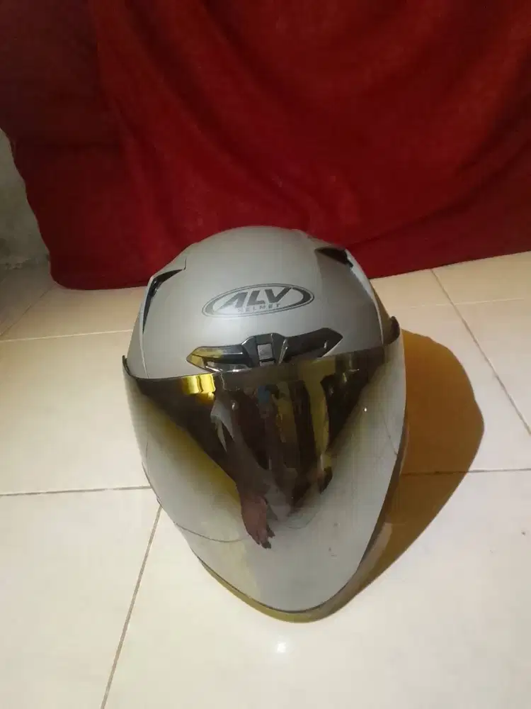merek helm ALV kaca hitam