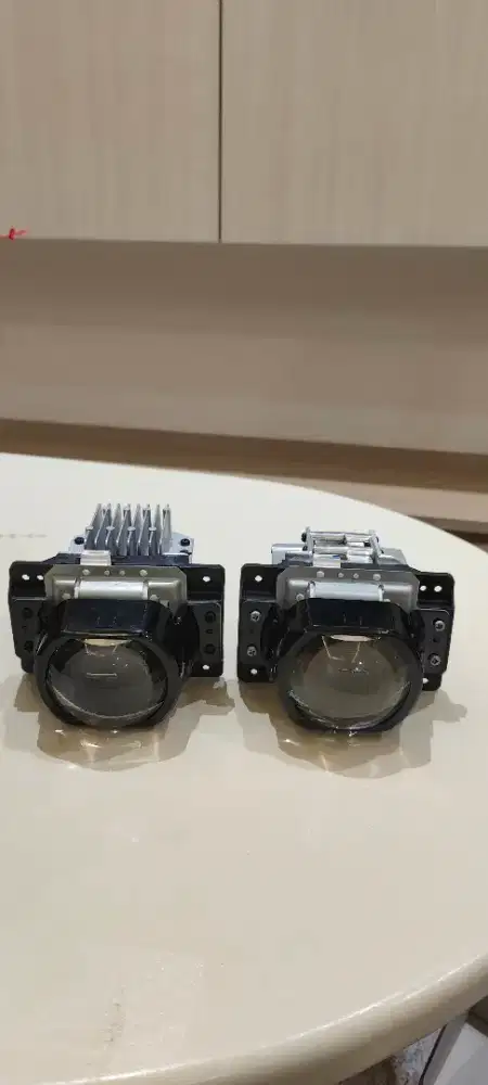 DIJUAL 1 SET LAMPU MOBIL ALMAZ ORIGINAL, MASIH BAGUS.