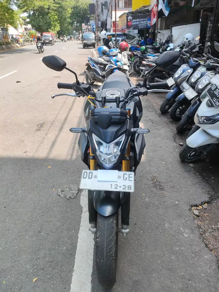 Honda CB 150R 2023 hitam