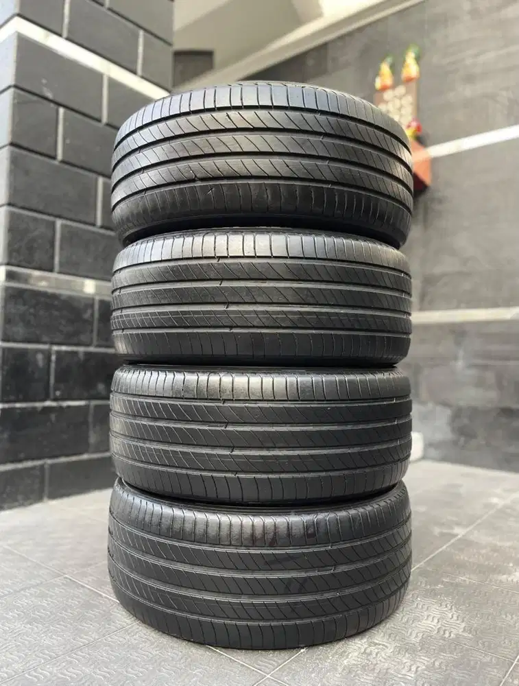 235 50 18 Michelin Primacy 4 Alphard Vellfire Reborn Zenix Innova R18