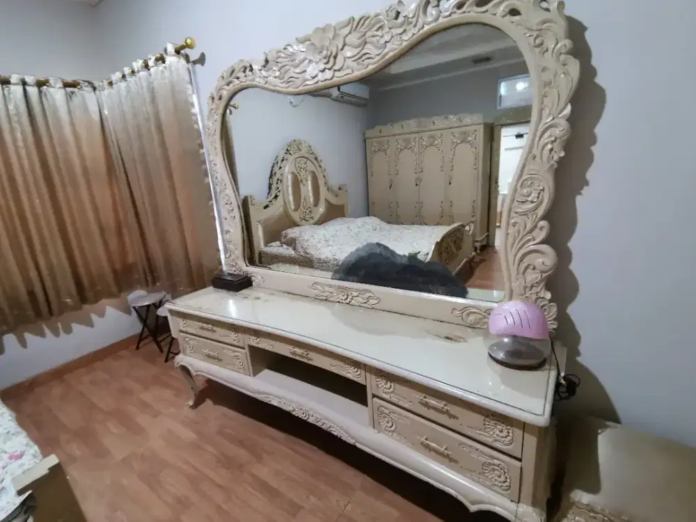 Meja Rias Besar Antik Jati