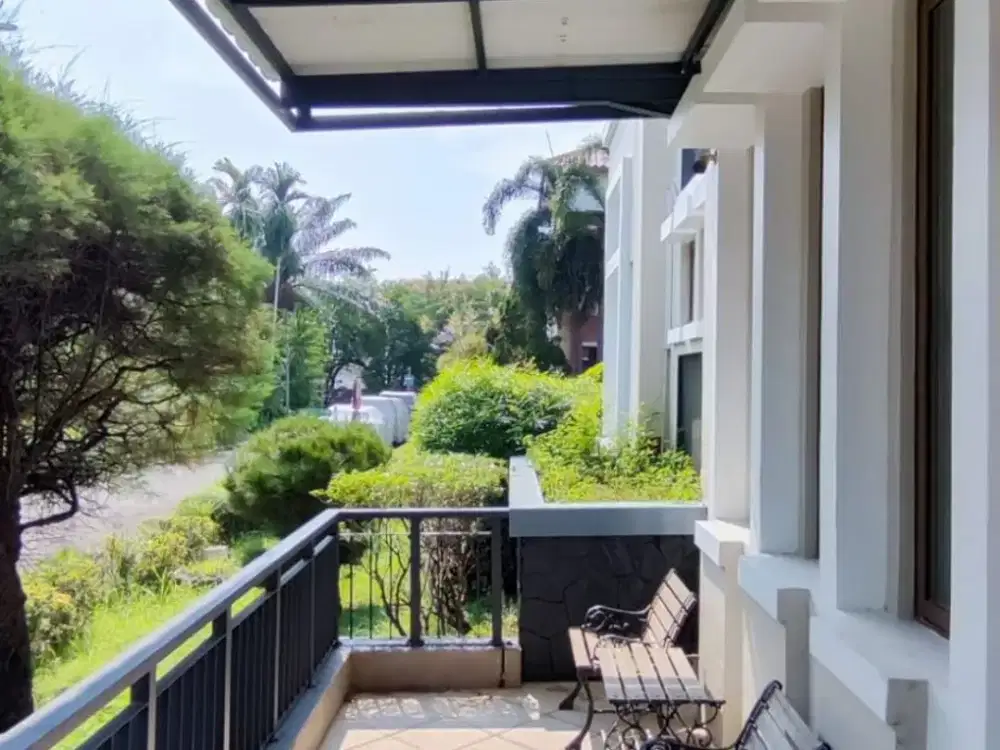 Murah !! DIJUAL RUMAH HOOK DEPAN TAMAN STRATEGIS LUAS COCOK UNTUK KELUARGA BESAR