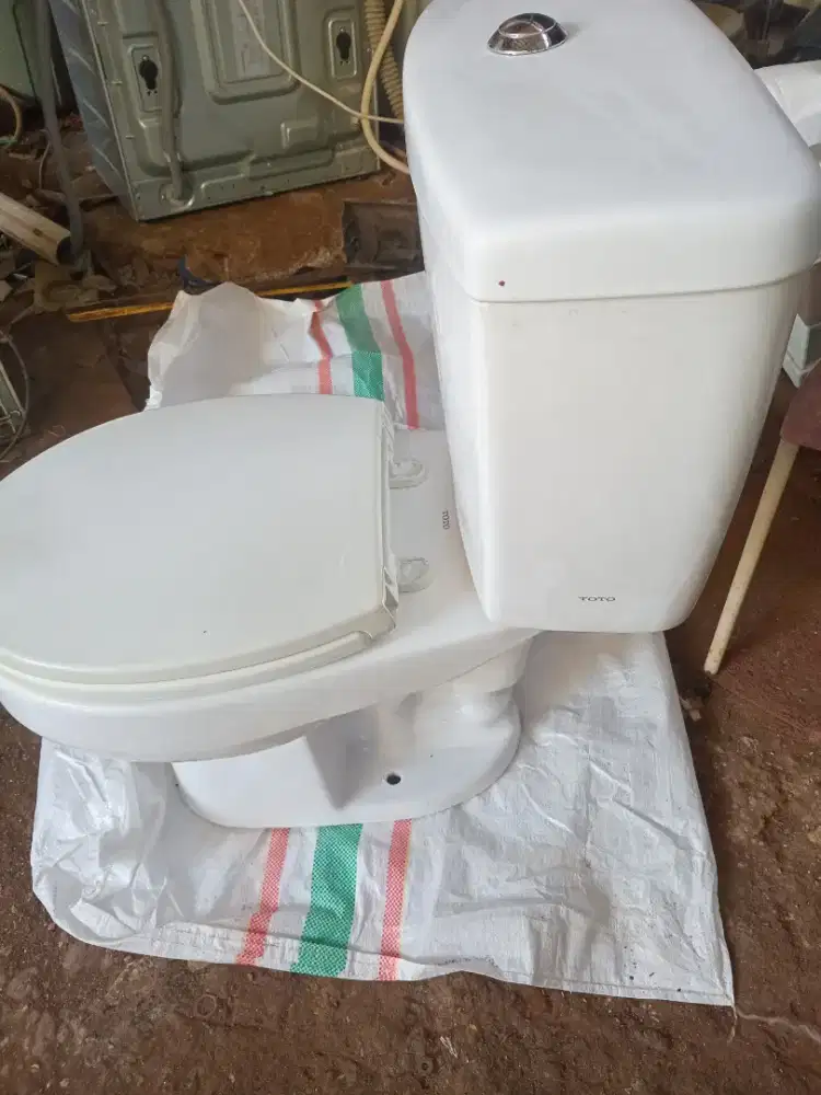 Di jual kloset duduk toto masih kinclong