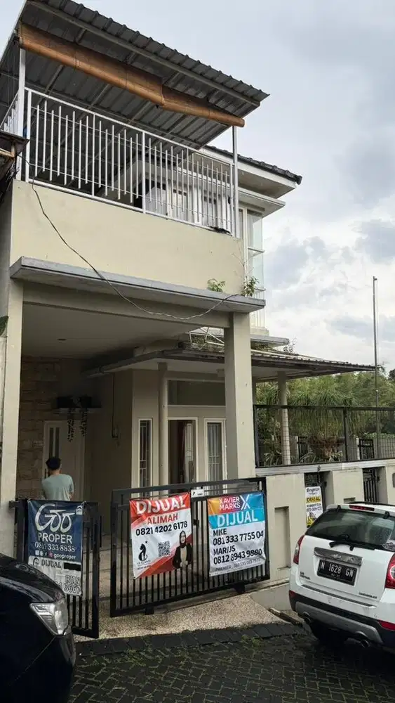 JUAL MURAH !!! Rumah Hoek 2 lantai di jalur strategis Jl. Saxophone !!