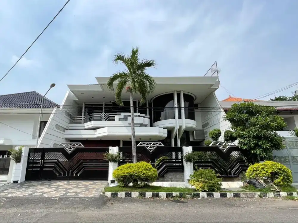 Dijual Rumah Mewah Classic di Pusat Kota, Dekat Grand City Surabaya