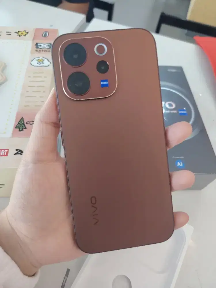 VIVO V70 10x zoom telephoto