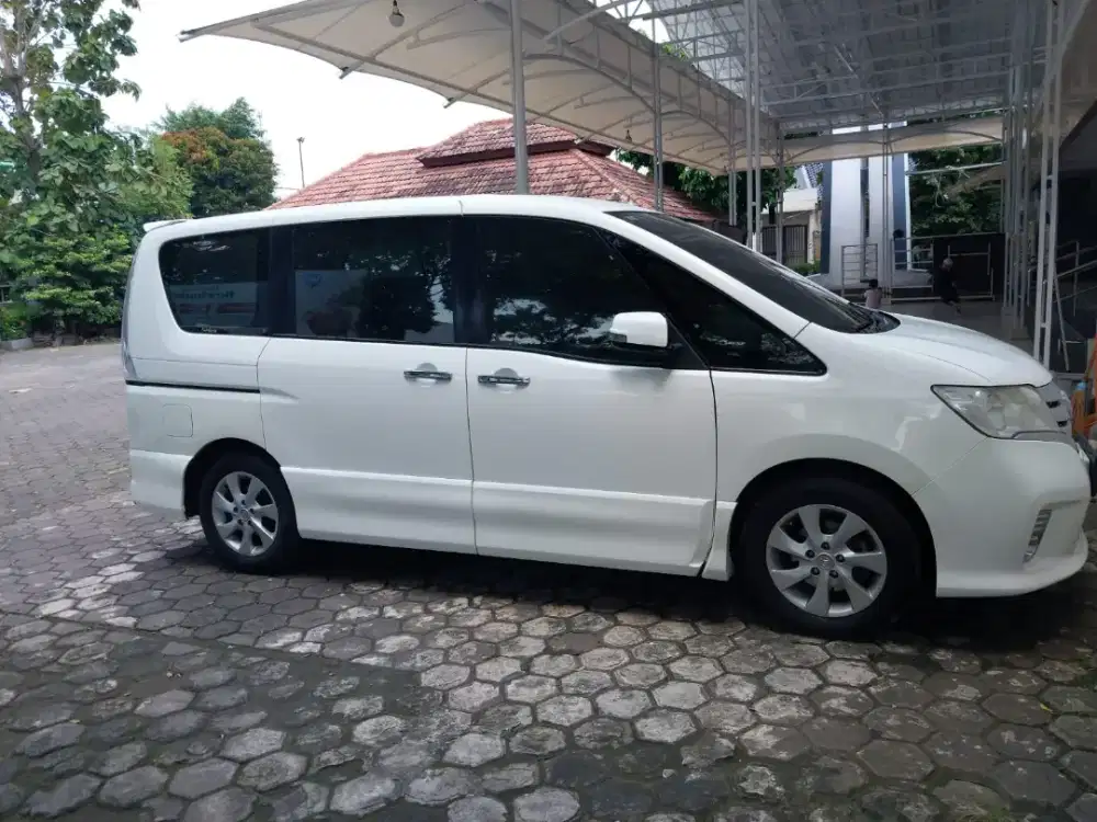 Nissan Serena 2013
