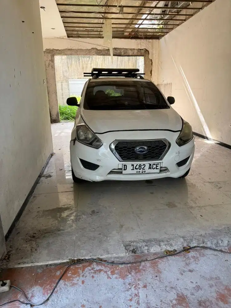 Rental mobil datsun warna putih