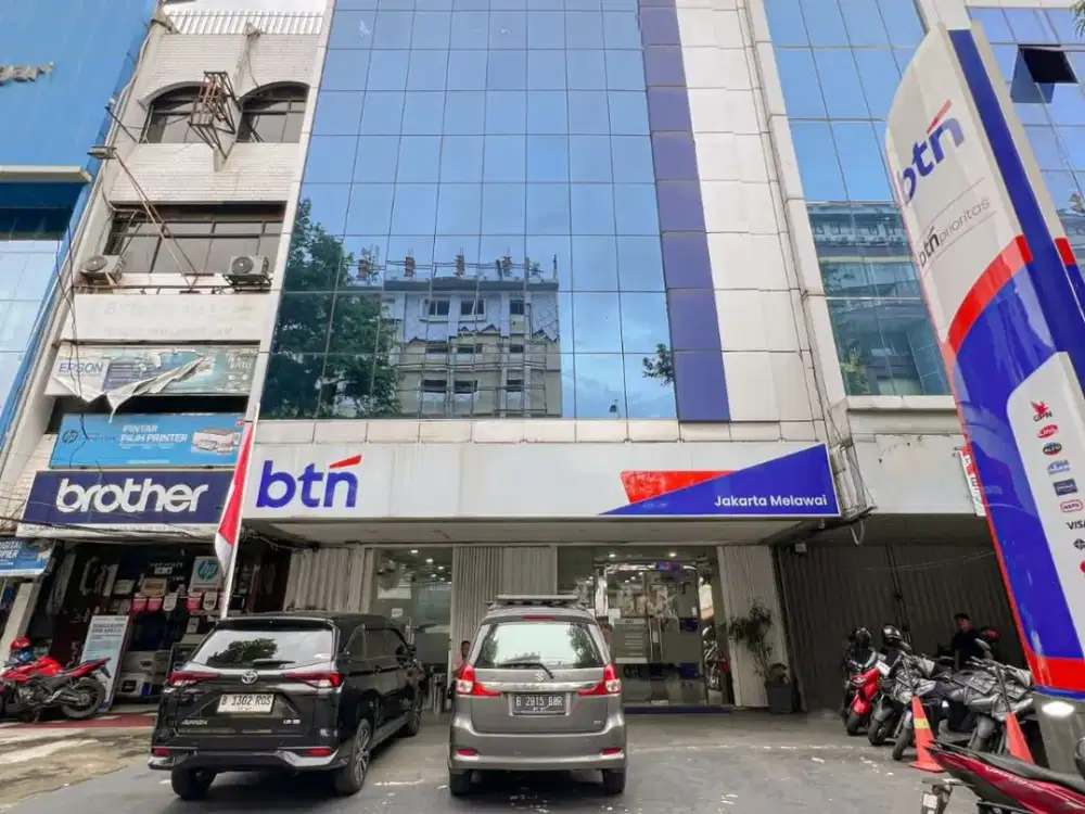 Disewakan gedung komersial pinggir jalan utama Melawai Raya Kebayoran Baru 564m 4 lantai plus rooftop (ex bank), strategis