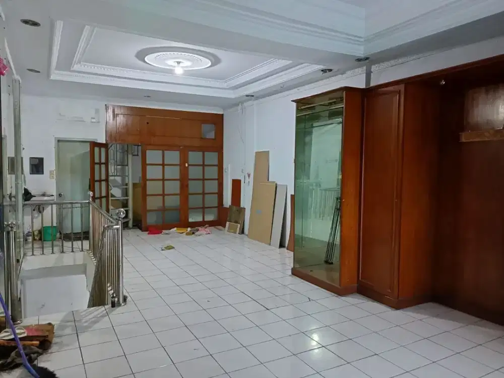 Disewakan Ruko Siap Pakai di Jalan Boulevard Modernland