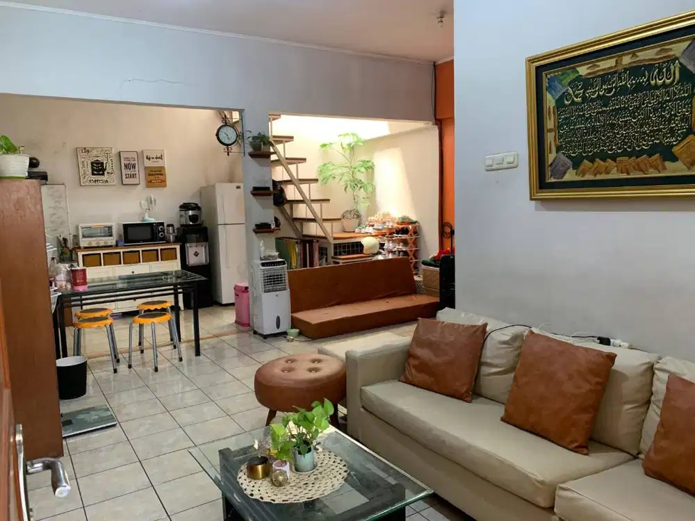 Disewakan Rumah 2 Lantai Lingkungan Yang Tenang Di Margahayu Raya