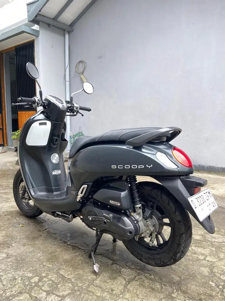 Scoopy 2023 hitam