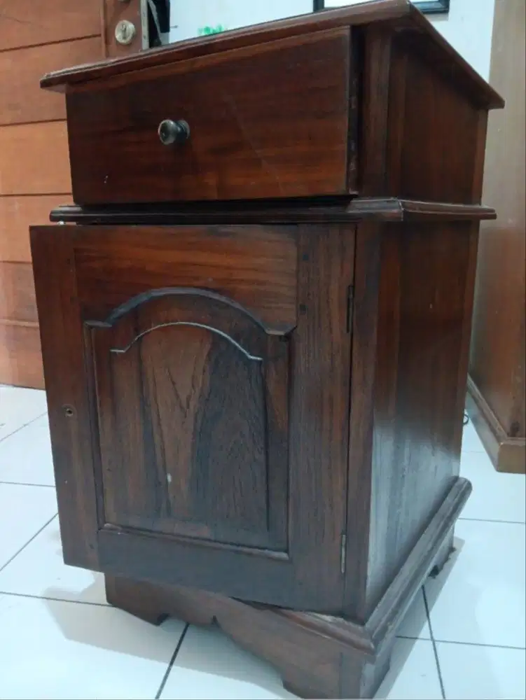 Nakas Kayu samping tempat tidur