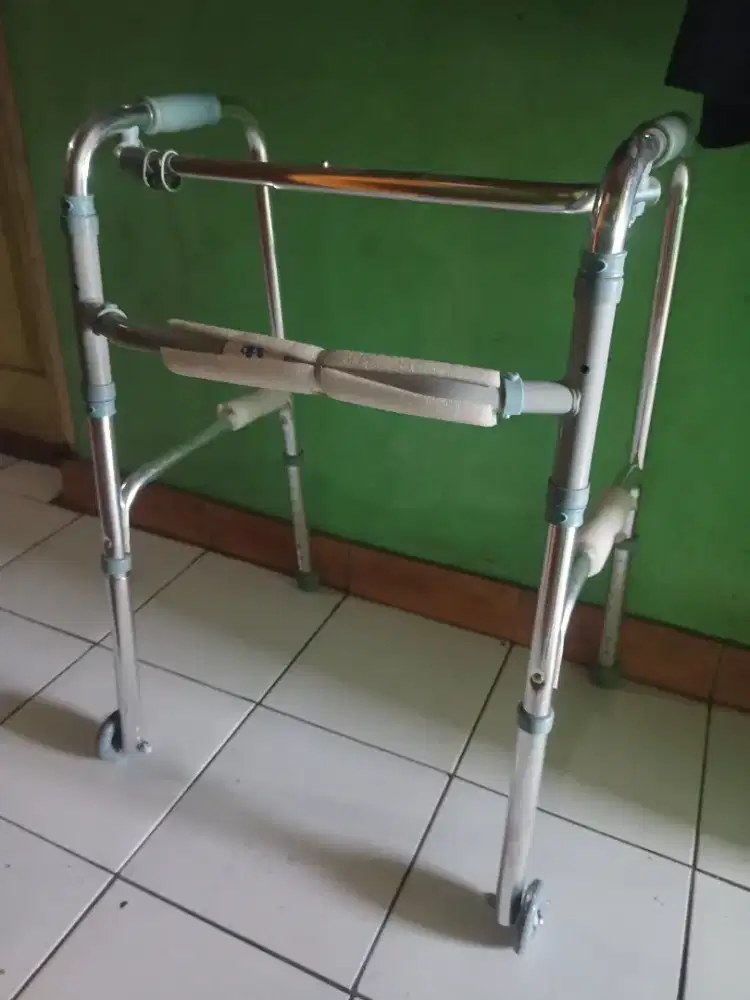 Tongkat lipat roda jalan