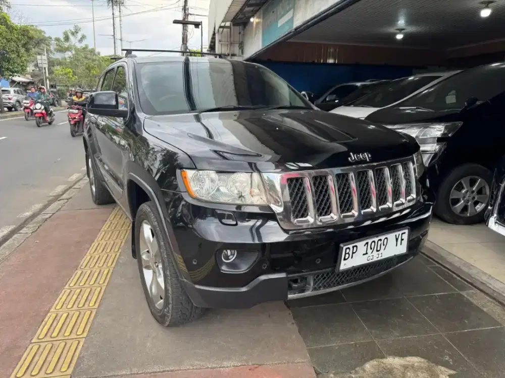 Jeep grand cherokee mesin hemi overland 5700cc V8