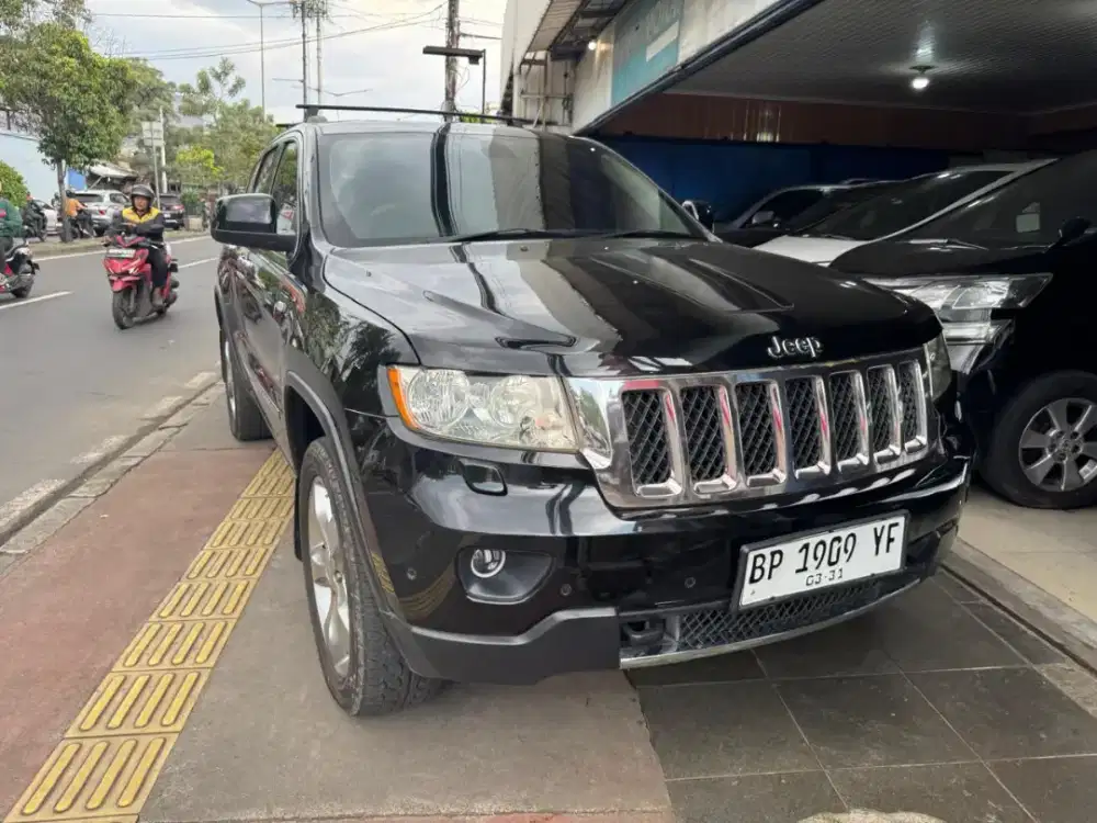 Jeep grand cherokee mesin hemi overland 5700cc V8