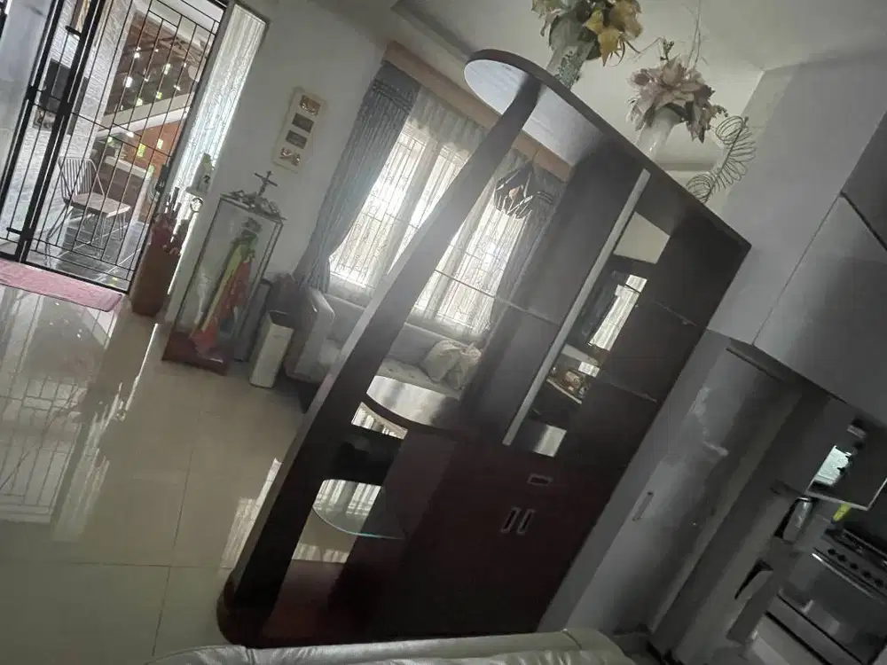 Lemari Pembatas Ruangan Kayu Solid + Ambalan Kaca | Kondisi Baik