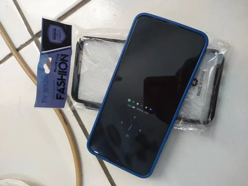 Bismillah 
Realme XT ram 8/128 Sofces ada 2 
1 sofces bawaanya ori