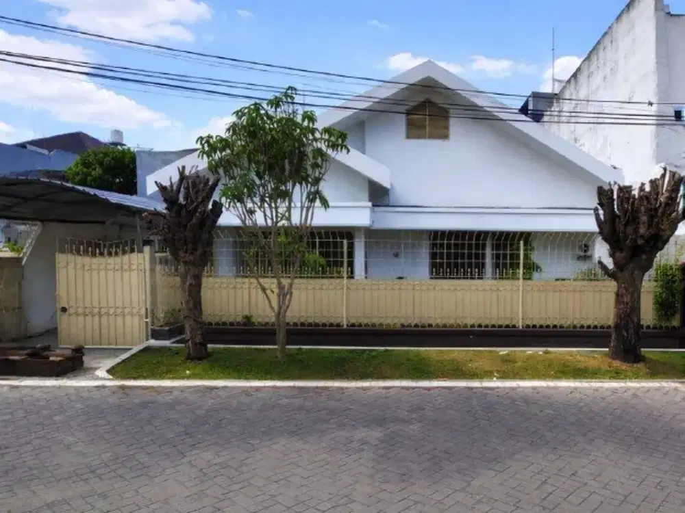 Rumah Dharmahusada Indah Barat Strategis • Row 2.5 Mobil