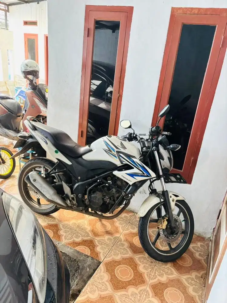 CB150R OLD Putih 2013